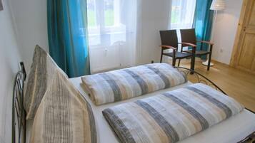 3 bedrooms, iron/ironing board, internet, bed sheets