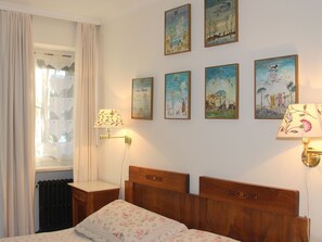 2 quartos, cofres nos quartos, escrivaninha