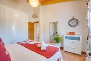 2 bedrooms, iron/ironing board, free WiFi, bed sheets