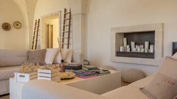 Télévision, cheminée, table de tennis de table, livres