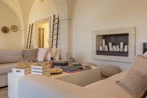 TV, fireplace, ping pong, books - Tenuta Belvedere - luxury residence in a class of its own (Carovigno)