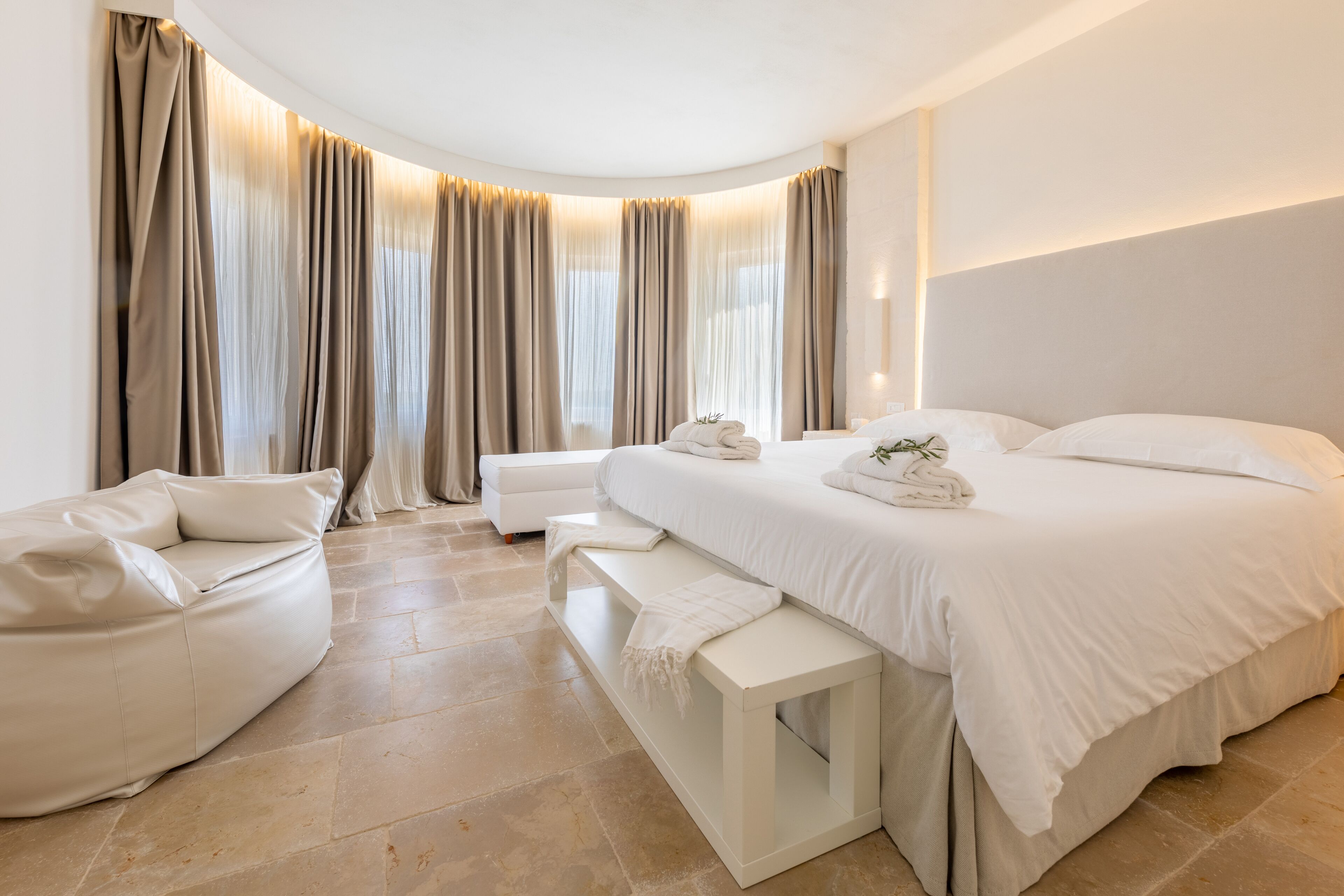 5 chambres, fer et planche à repasser, Wi-Fi, draps fournis