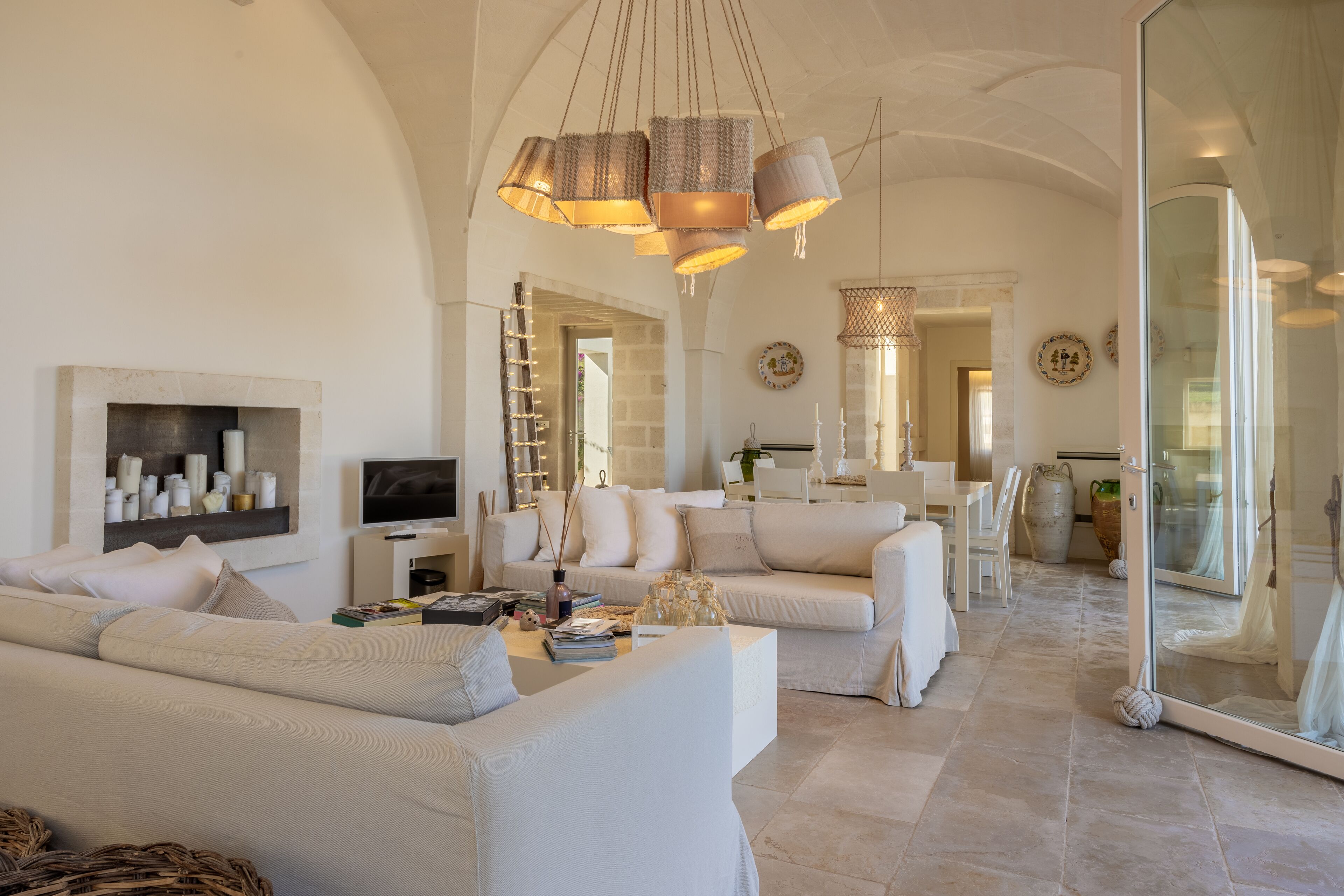 Télévision, cheminée, table de tennis de table, livres