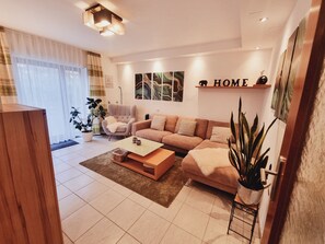 Televisión, chimenea y estéreo 