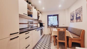 Kühlschrank, Mikrowelle, Ofen, Herdplatte