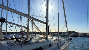 A marina with multiple sailboats docked, featuring masts, rigging, and a clear sky. - Holiday home on the sea in Sardinia - satellite TV, washing machine and sea view (Valledoria)