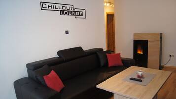 Smart TV, fireplace, music library, stereo