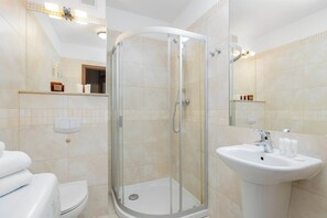 Dusche, Haartrockner, Handtücher, Shampoo