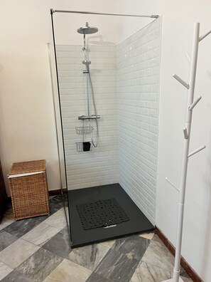 Dusche, Haartrockner, Handtücher