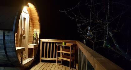 Paradise, peace, dog welcome. House is at ground level. Fenced in