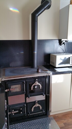 Paradise, peace, dog welcome. House is at ground level. Fenced in 