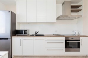 Réfrigérateur, four à micro-ondes, un four, surface de cuisson