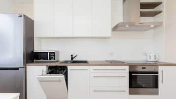 Kylskåp, mikrovågsugn, ugn och spishäll