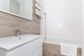 Bathtub, free toiletries, hair dryer, towels