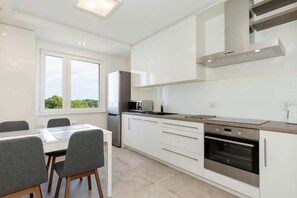 Réfrigérateur, four à micro-ondes, un four, surface de cuisson