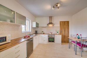 Kühlschrank, Mikrowelle, Ofen, Geschirrspüler