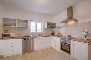 Kühlschrank, Mikrowelle, Ofen, Geschirrspüler