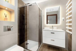 Dusche, Haartrockner, Handtücher, Shampoo