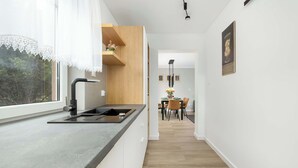 Cafetera y tetera, refrigerador, microondas y horno 