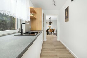 Fridge, microwave, oven, stovetop - Spacious House with Garden | Private Sauna and Jacuzzi (Domyslów)