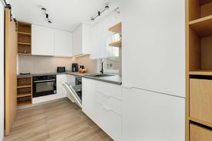 Réfrigérateur, four à micro-ondes, un four, surface de cuisson