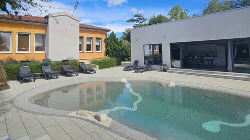 Villa with hydromasagge pool. Children welcome.