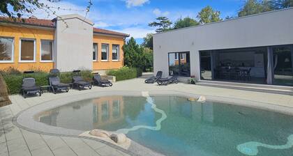 Villa with hydromasagge pool. Children welcome.