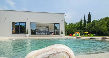Villa with hydromasagge pool. Children welcome.