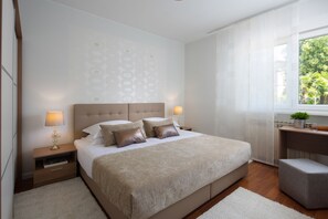 3 bedrooms, in-room safe, desk, iron/ironing board