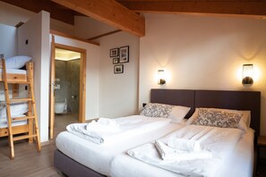 2 chambres, fer et planche à repasser, lit de bébé portatif