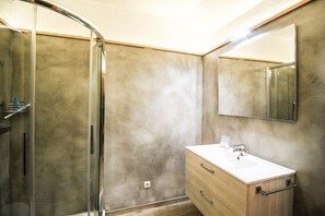 Baignoire, séchoir à cheveux, serviettes fournies, savon