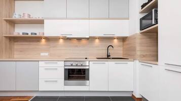 Kylskåp, mikrovågsugn, ugn och spishäll