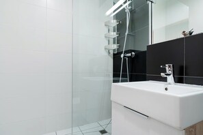 Dusche, Haartrockner, Handtücher, Shampoo