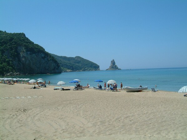 Una playa cerca, sillas reclinables de playa