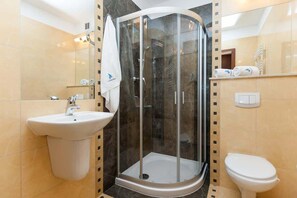Dusche, Haartrockner, Handtücher, Shampoo