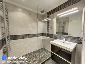 Shower, hair dryer, towels, soap - Exceptional sea view, Marina Baie des Anges (Villeneuve-Loubet)