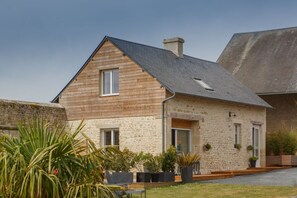 Dans la maison rénovée, les gîtes  La Maison de Jeanne et Le Nid de Lucie. 