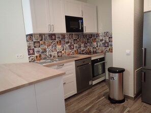 Microwave, oven, dishwasher, coffee/tea maker - Comfort apartment, 2 bedrooms, 5 beds, sleeps 7 (Soulac-sur-Mer)