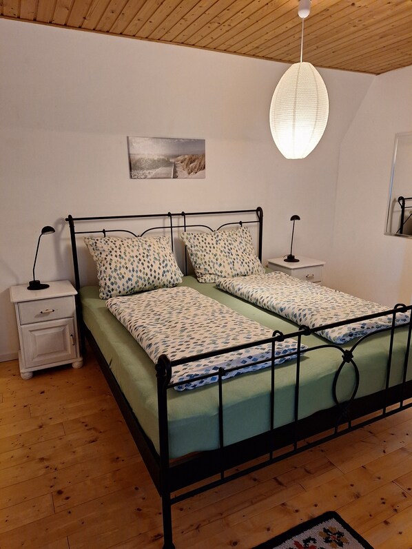 2 bedrooms, iron/ironing board, free WiFi