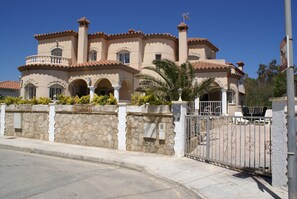 Exterior - Beach villas Felix & Max ***** maximum vacation directly on the sea - more is not possible (Miami Platja)