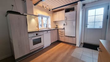 Réfrigérateur, four, plaque de cuisson, cafetiÚre/bouilloire