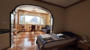 5 dormitorios, escritorio, tabla de planchar con plancha y cuna de viaje