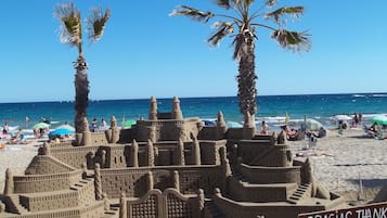 En la playa y camastros