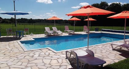 GĂźtes de 75mÂČ, 6 couchages avec piscine (JURA) - Coccinelle