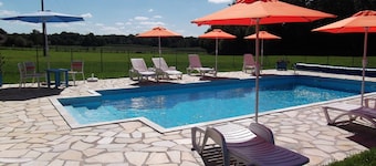 Gîtes of 75m², sleeps 6 with swimming pool (JURA)