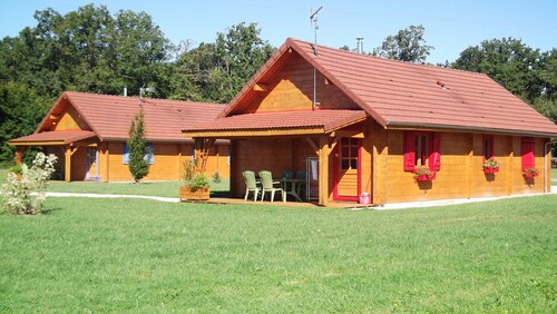 Gîtes de 75m², 6 couchages avec piscine (JURA) - Coccinelle