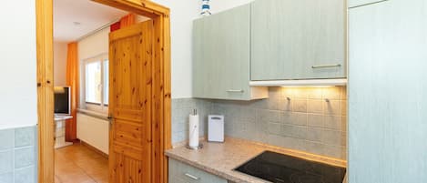 Kjøleskap, ovn, kokeplater og oppvaskmaskin