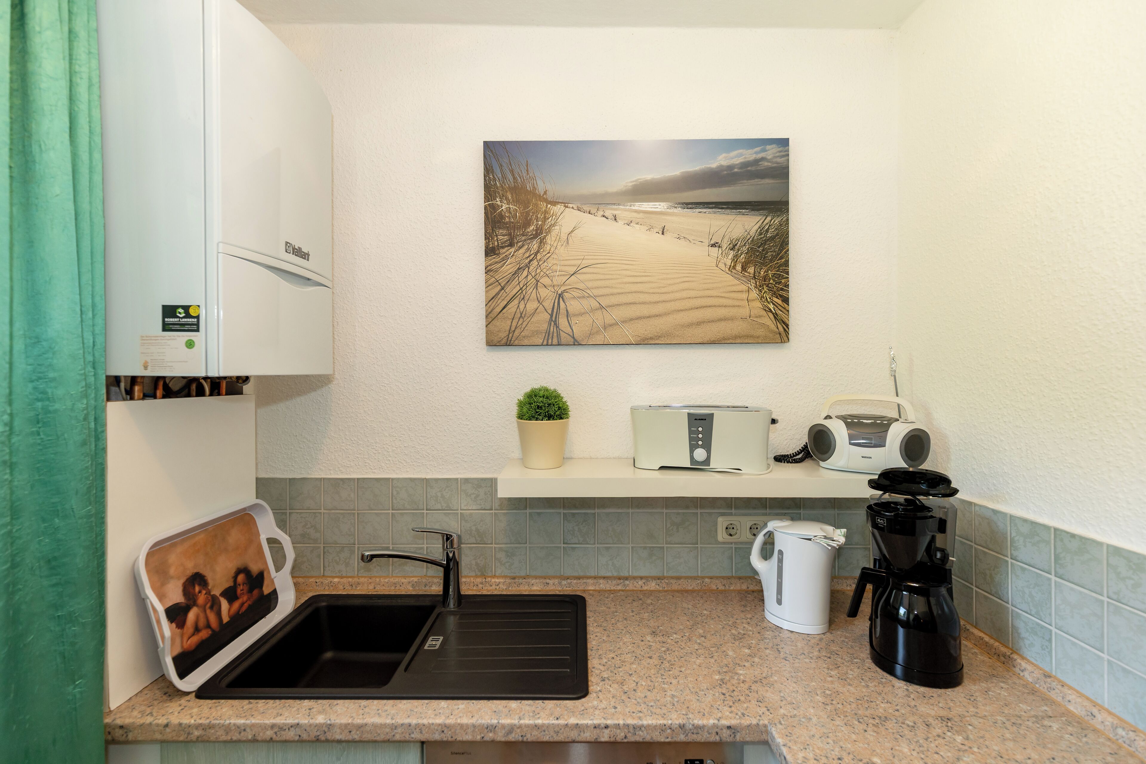 Wasserkocher mit Kaffee-/Teezubehör, Kühlschrank, Ofen, Herdplatte