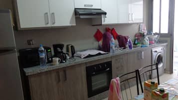 Micro-ondes, cafetiĂšre/bouilloire