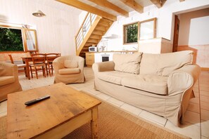 Een lcd-televisie, een open haard, een tafeltennistafel en boeken